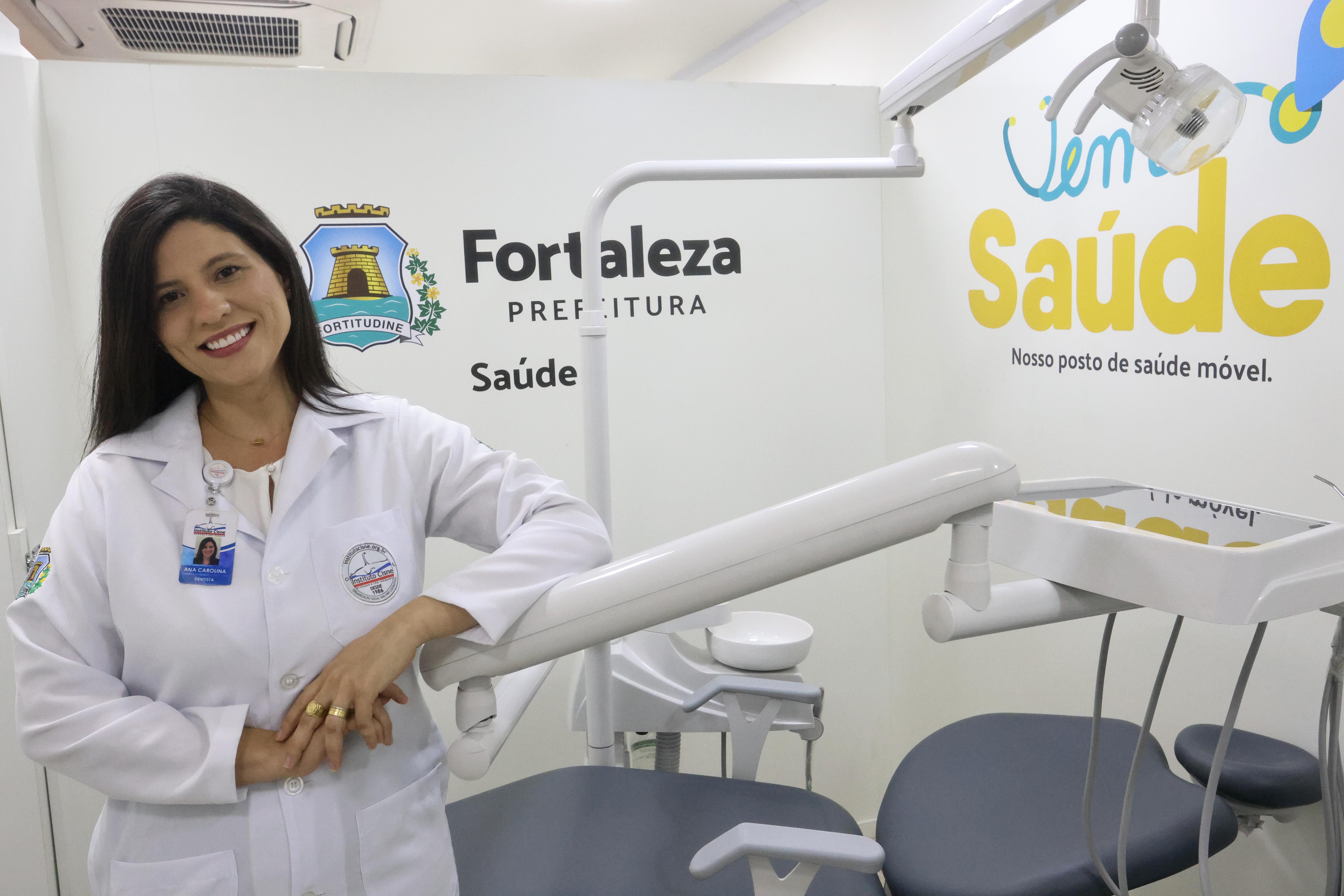 a dentista Ana Carolina Bezerra no consultório dentário do posto de saúde móvel